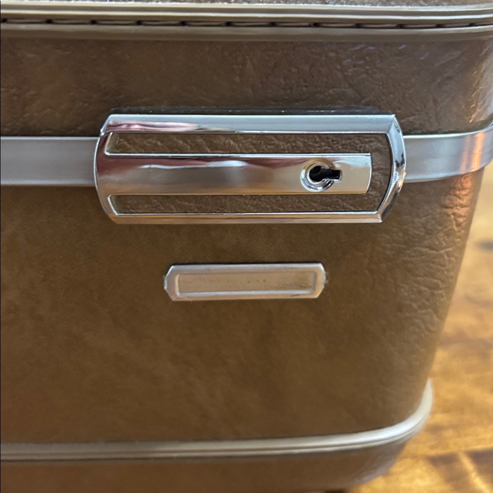 American Tourister Train Case W/ Key - Picture 3 of 6